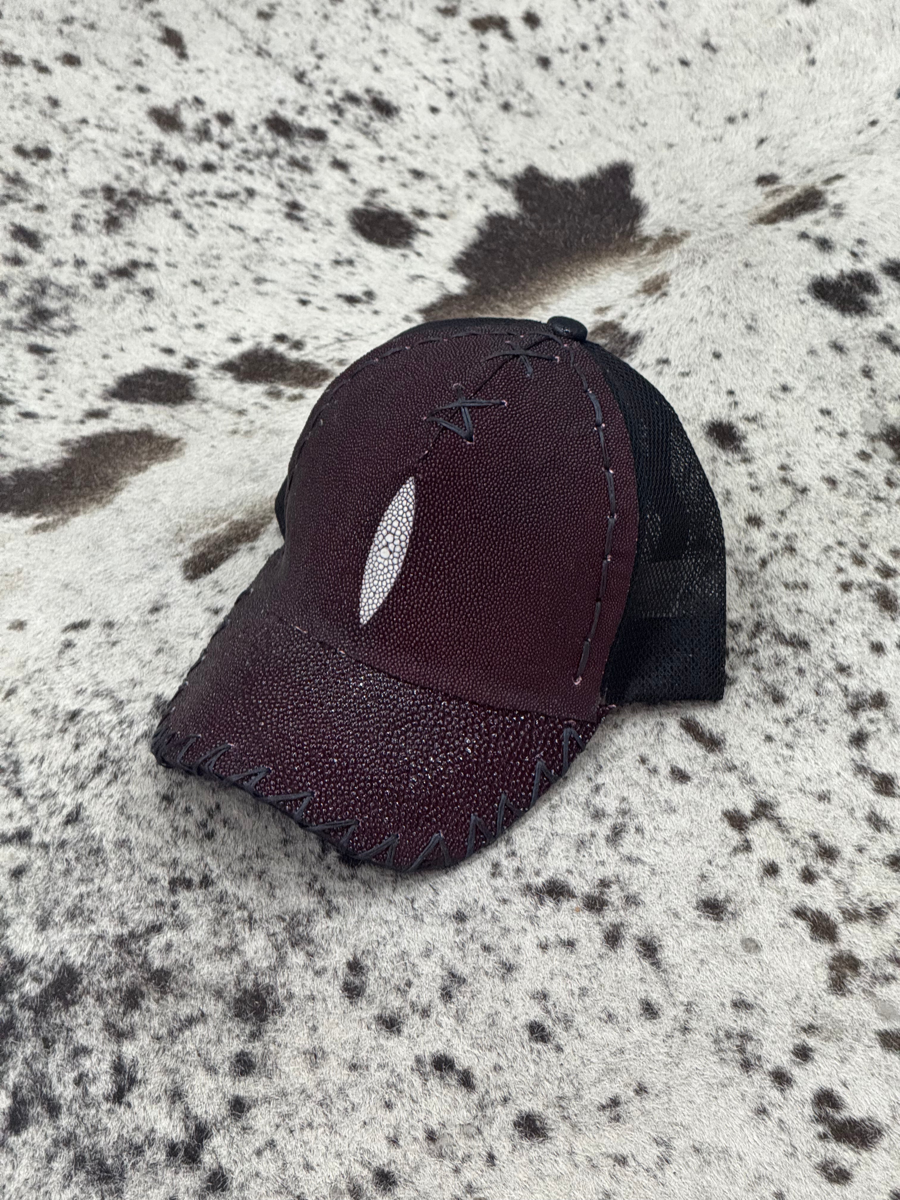 GORRA COLOR VINO DE MANTARRAYA REY