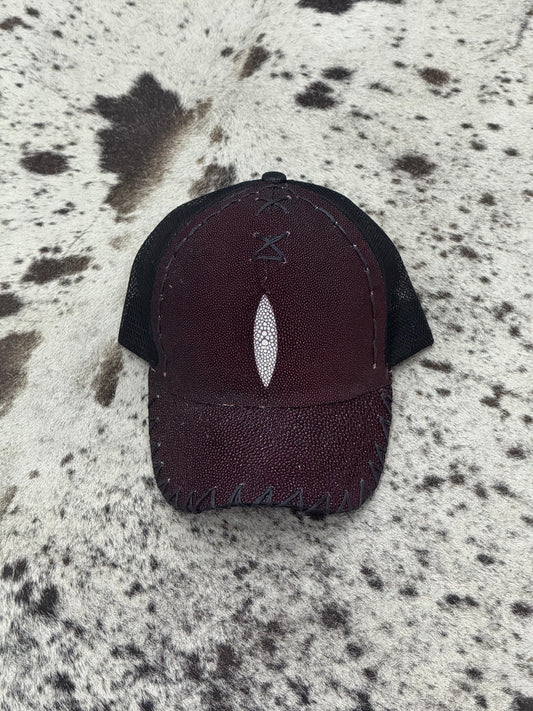 GORRA COLOR VINO DE MANTARRAYA REY